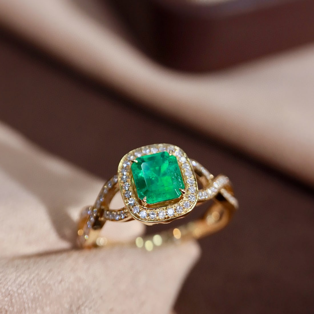 14k Gold 0.83 Ctw Vivid Green Natural Emerald & Diamond Ring - 2