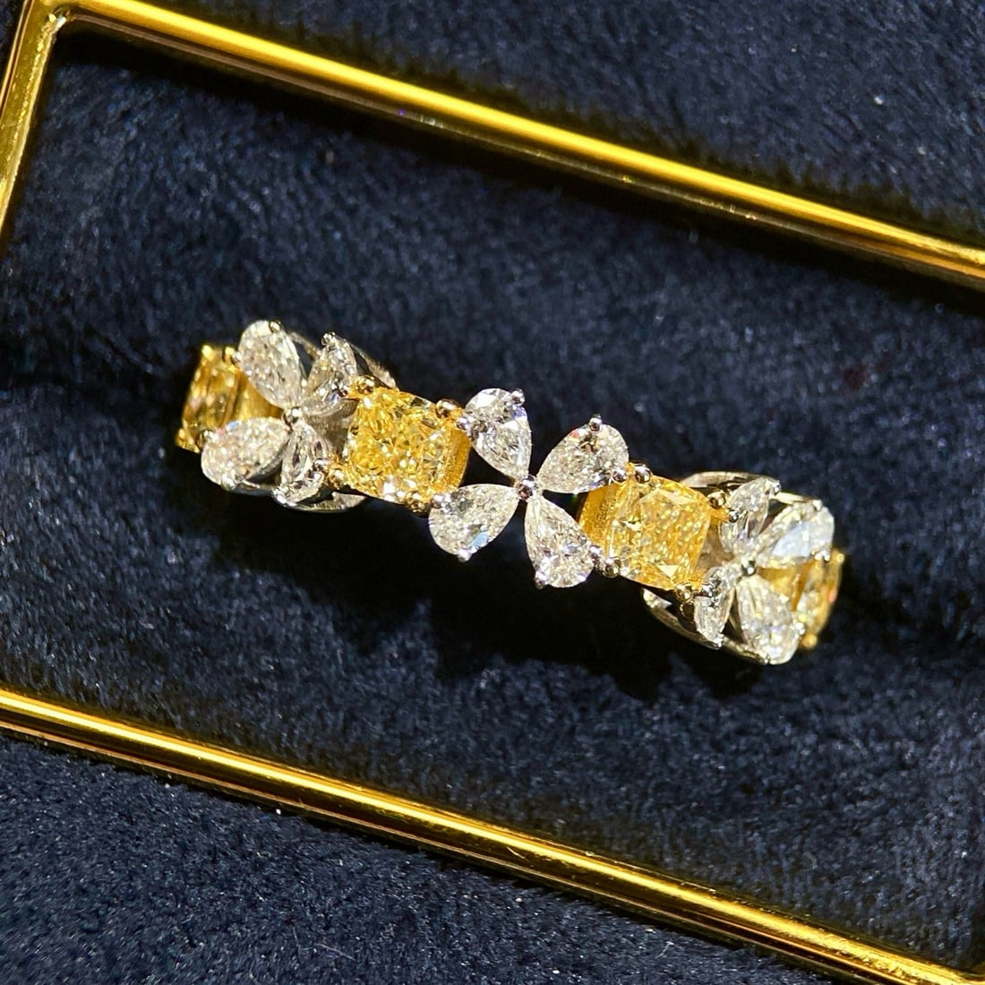14k Gold 0.98 Ct Natural Yellow Diamond & Diamond Ring - 4