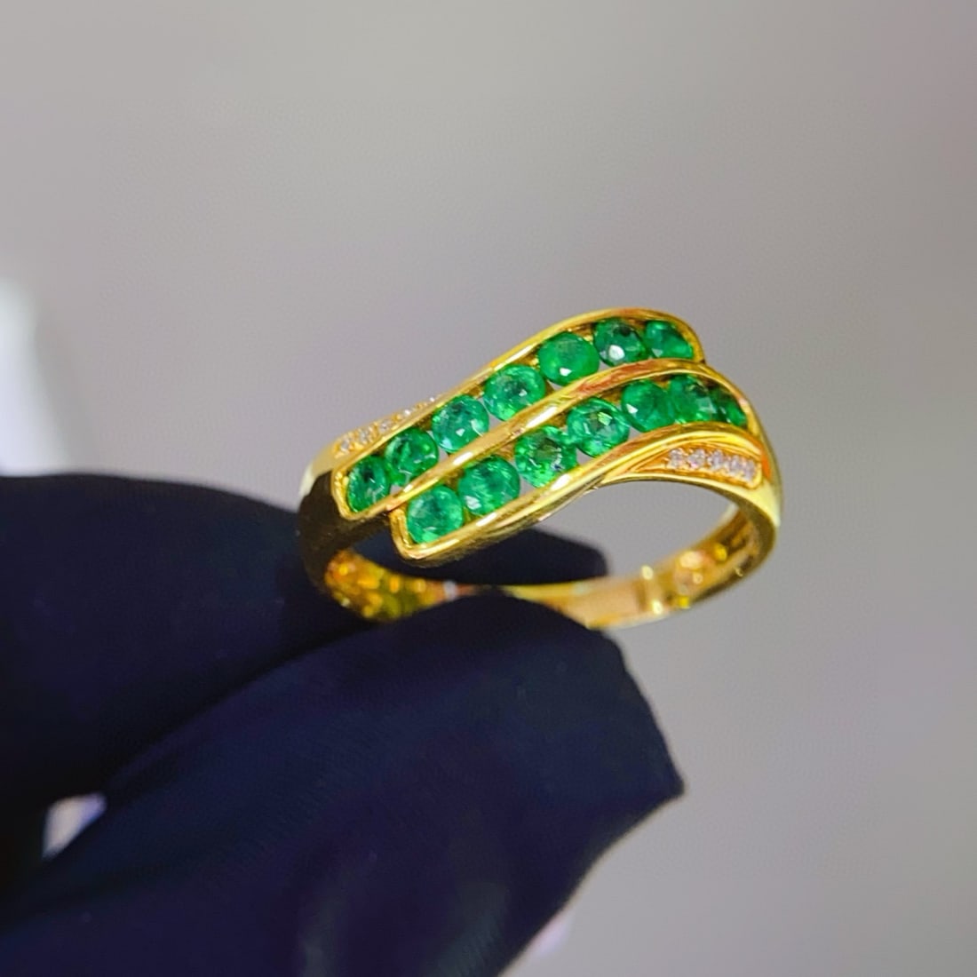 14k Gold 0.9 Ct Vivid Green Natural Emerald & Diamond Ring: Ref:231090135 // gold content:14k gold // ring size:7. 25us // // main gemstone:emerald // shape:round // carat weight:0. 9ct // color:vivid green // treatment:natural // cut grade:g // // adjacent