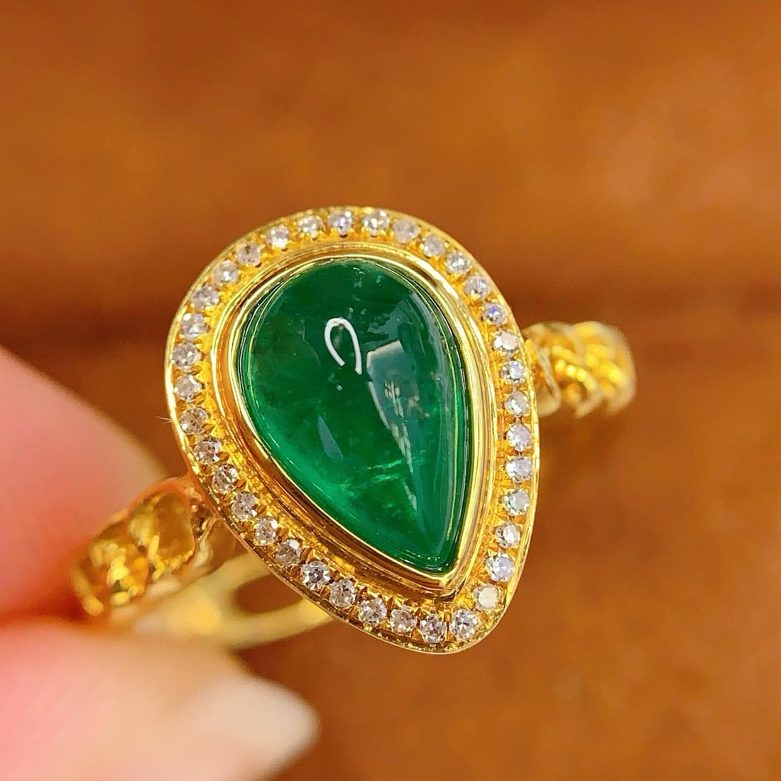 14k Gold 1.5 Ct Vivid Green Natural Emerald & Diamond Ring: Ref:231090149 // gold content:14k gold // ring size:7. 25us // // main gemstone:emerald // shape:pear // carat weight:1. 5ct // color:vivid green // treatment:natural // // adjacent gemstone 2 :