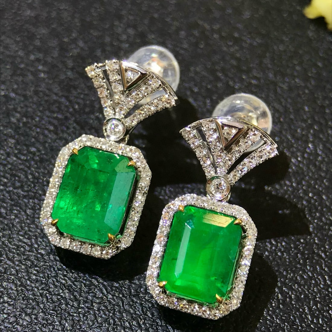 14k Gold 3.61 Ctw Vivid Green Natural Emerald & Diamond Earrings: Ref:231090151 // gold content:14k gold // main gemstone:emerald // shape:octagonal // carat weight:3. 06ct // color:vivid green // treatment:natural // // adjacent gemstone 2 : diamond // shape:round