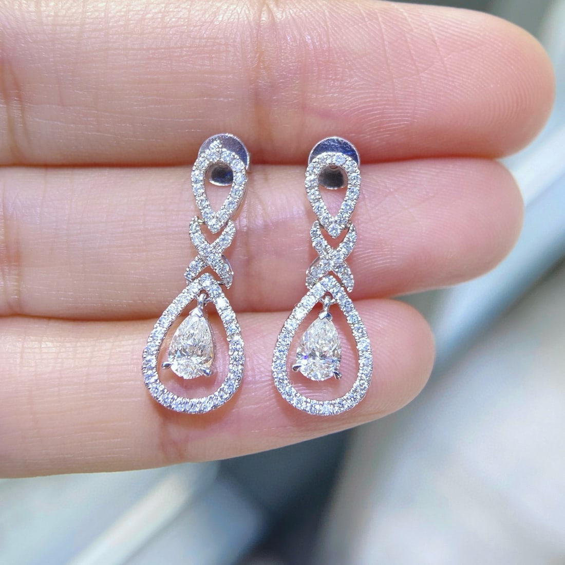 14k Gold 1.16 Ctw Natural H Diamond Earrings: Ref:231090157 // gold content:14k gold // main gemstone:diamond // shape:pear // carat weight:0. 62ct // clarity grade:vs-si // color:h // treatment:natural // // adjacent gemstone 2 : diamond //