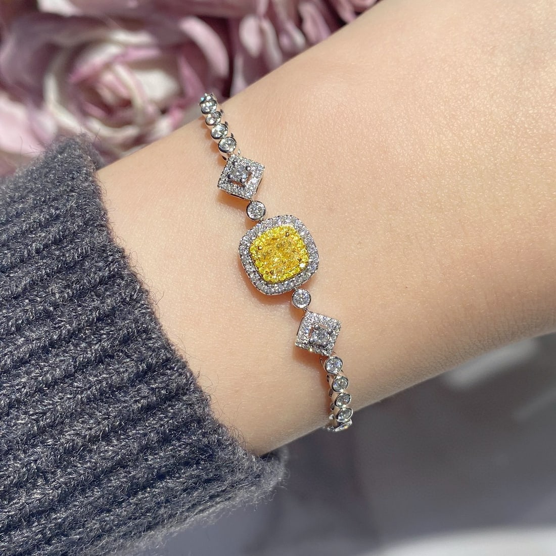 14k Gold 1.04 Ctw Natural Yellow Diamond & Diamond Bracelet: Ref:231090191 // gold content:14k gold // main gemstone:yellow diamond // shape:cushion // carat weight:0. 54ct // color:yellow // treatment:natural // // adjacent gemstone 2 : diamond // shape:round 