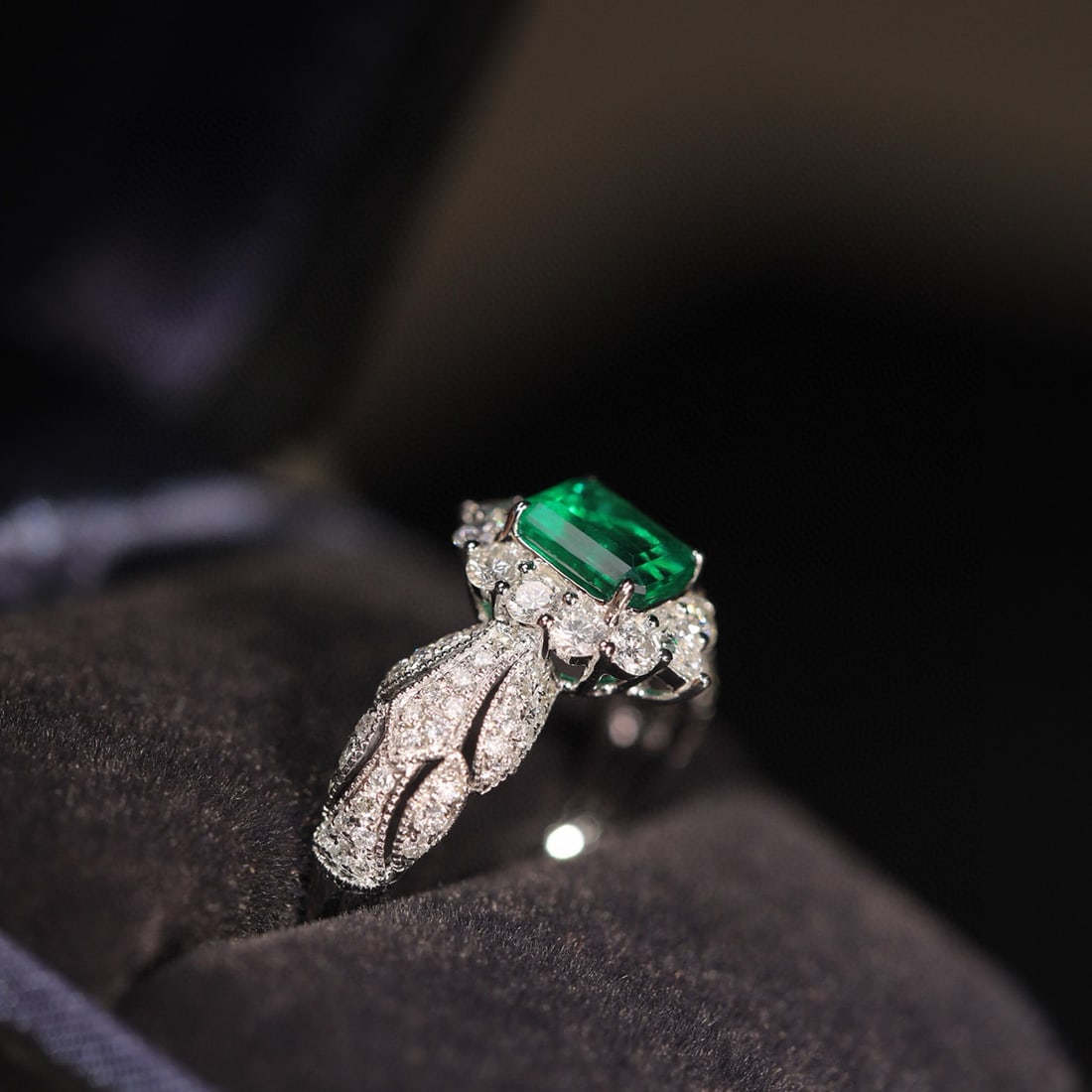 14k Gold 1.90 Ctw Vivid Green Natural Emerald & Diamond Ring - 2