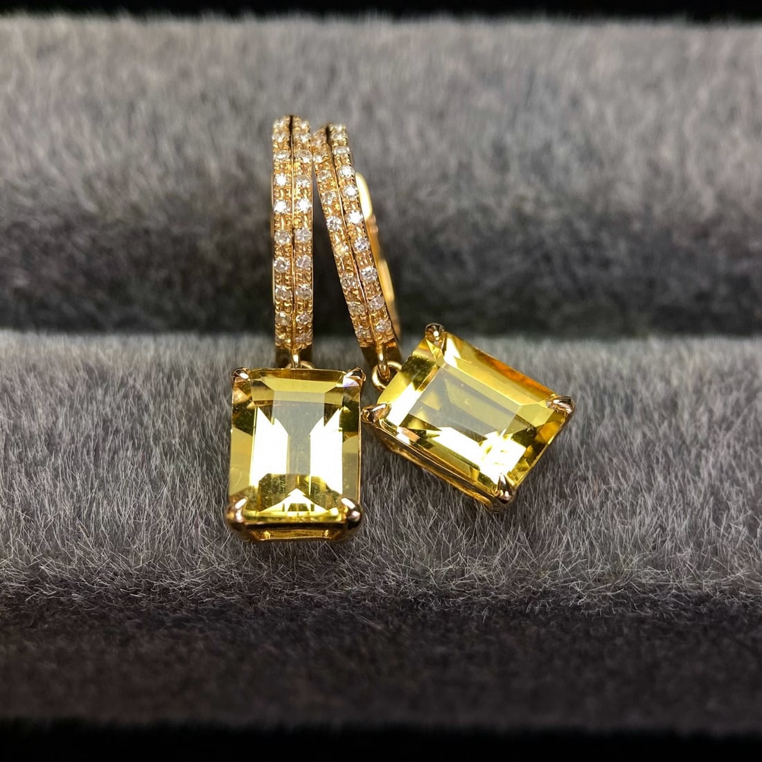 14k Gold 2.63 Ct Natural Citrine & Diamond Earrings: Ref:231090208 // gold content:14k gold // main gemstone:citrine // shape:octagonal // carat weight:2. 63ct // color:yellow // treatment:natural // // adjacent gemstone 2 : diamond // number of
