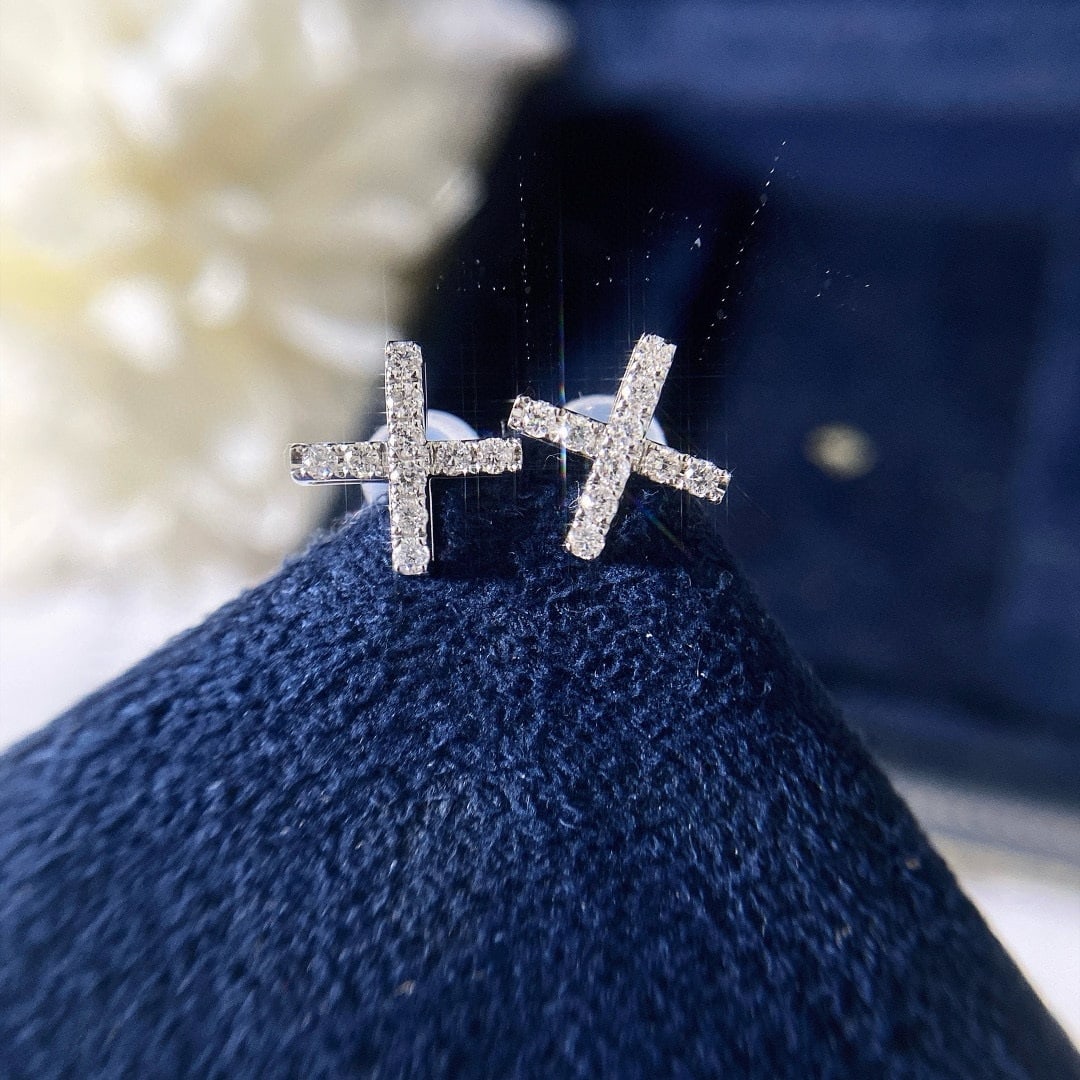 14k Gold 0.2 Ct Natural H Diamond Earrings: Ref:231090209 // gold content:14k gold // main gemstone:diamond // shape:round // carat weight:0. 2ct // clarity grade:vs-si // color:h // treatment:natural // cut grade:g // Condition: New Low