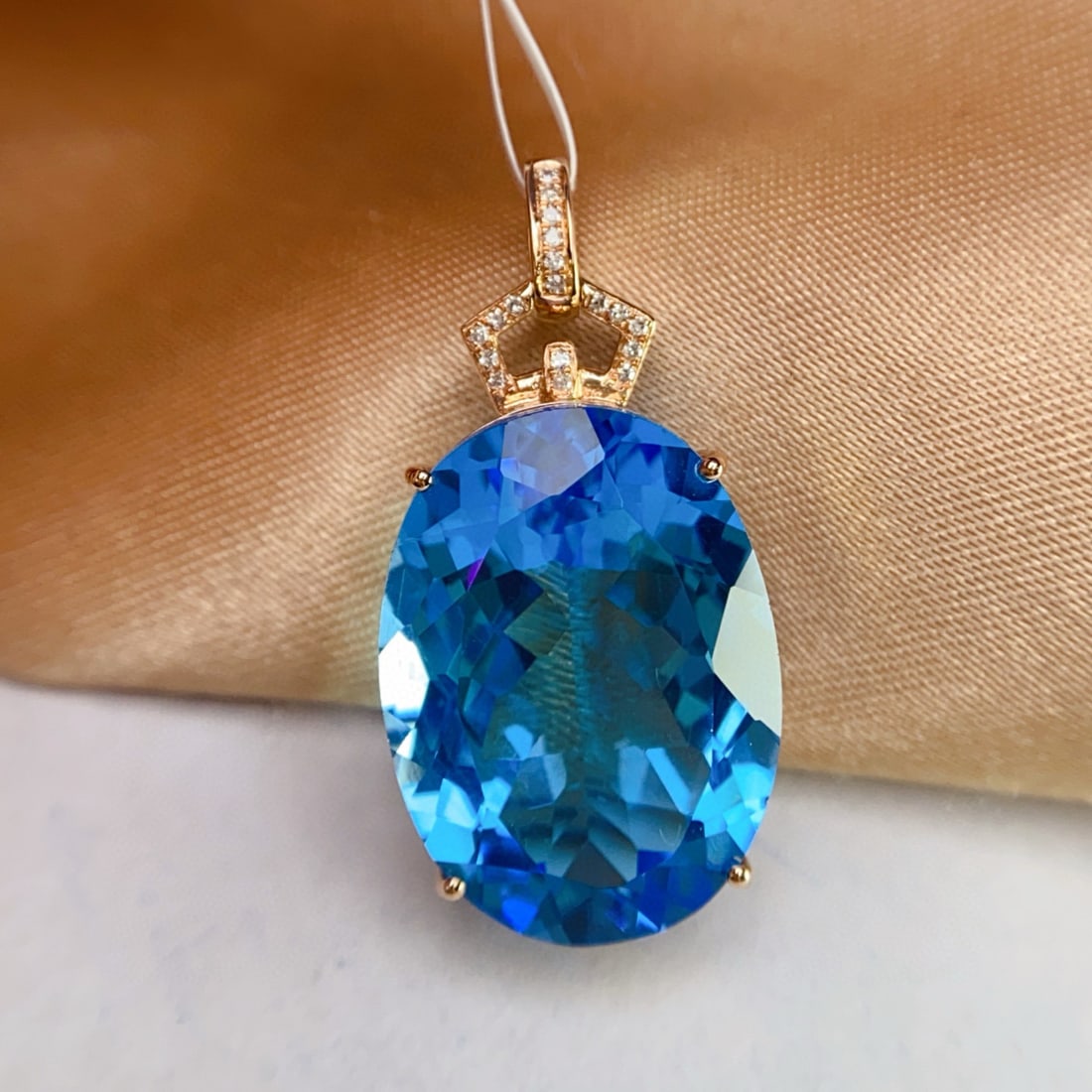 14k Gold 26.50 Ct Natural Topaz & Diamond Pendant( Without Chain ): Ref:231090212 // gold content:14k gold // main gemstone:topaz // shape:oval // carat weight:26. 50ct // color:blue // treatment:natural // // adjacent gemstone 2 : diamond // number of stones:18 //