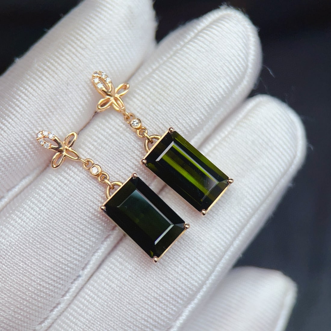 14k Gold 5.69 Ctw Natural Tourmaline & Diamond Earrings: Ref:231090217 // gold content:14k gold // main gemstone:tourmaline // shape:octagonal // carat weight:5. 65ct // color:green // treatment:natural // // adjacent gemstone 2 : diamond // number of