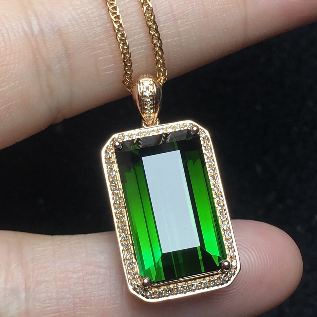 14k Gold 10.95 Ct Natural Tourmaline & Diamond Pendant( Without Chain ): Ref:231090222 // gold content:14k gold // main gemstone:tourmaline // shape:octagonal // carat weight:10. 95ct // color:green // treatment:natural // // adjacent gemstone 2 : diamond // number of ston