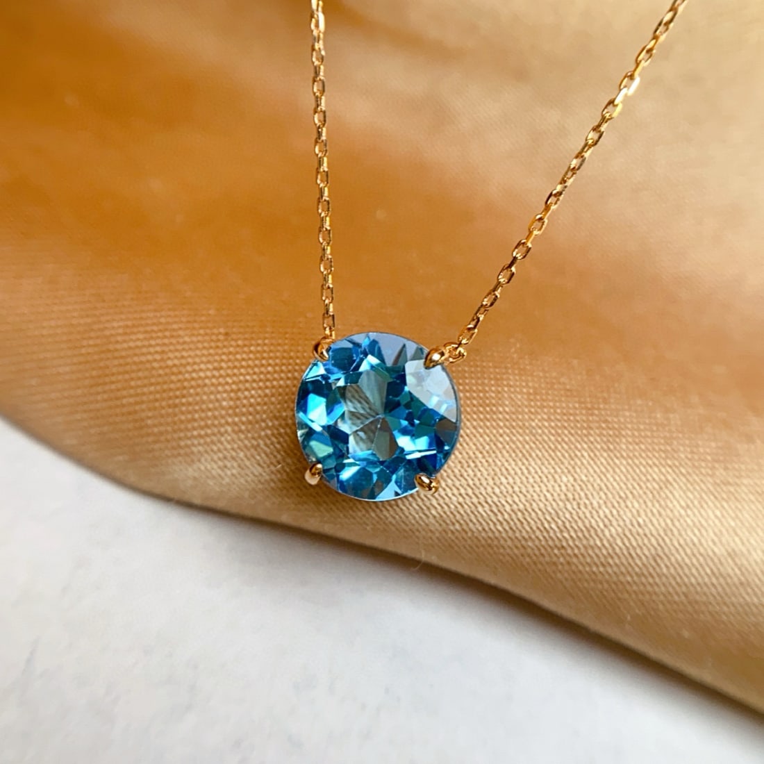 14k Gold 4.00 Ct Natural Topaz Necklace: Ref:231090223 // gold content:14k gold // main gemstone:topaz // shape:round // carat weight:4. 00ct // color:blue // treatment:natural // cut grade:g // Condition: New Low Estimate: 1400.00 High