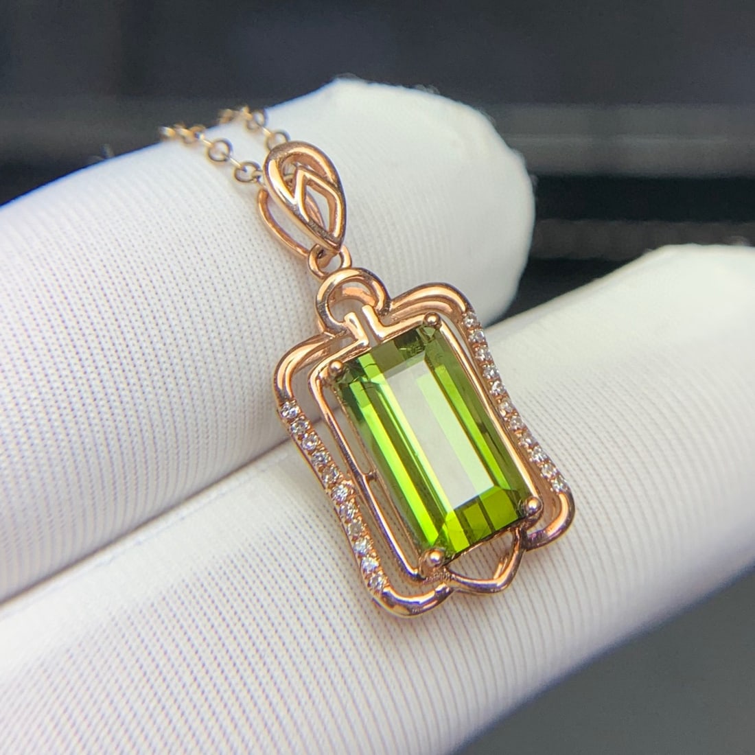 14k Gold 2.6 Ct Natural Tourmaline & Diamond Pendant( Without Chain ): Ref:231090227 // gold content:14k gold // main gemstone:tourmaline // shape:octagonal // carat weight:2. 6ct // color:yellowish green // treatment:natural // // adjacent gemstone 2 : diamond //