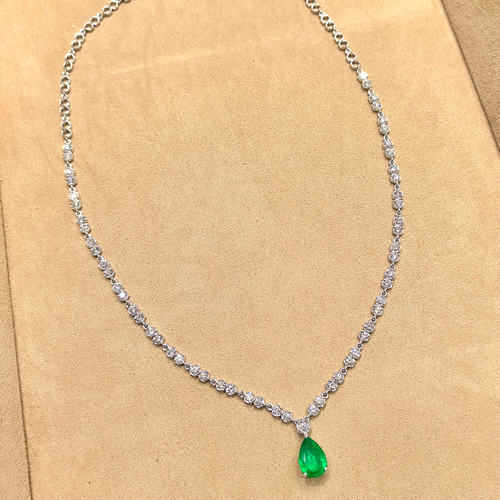14k Gold 4.74 Ctw Vivid Green Natural Emerald & Diamond Necklace: Ref:231090241 // gold content:14k gold // main gemstone:emerald // shape:pear // carat weight:1. 94ct // color:vivid green // treatment:natural // // adjacent gemstone 2 : diamond // shape:round // ca