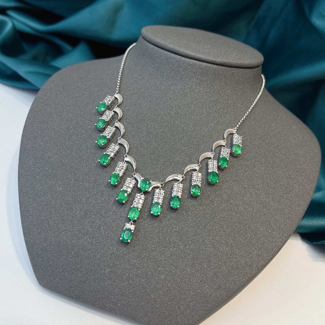 14k Gold 5.20 Ct Natural Emerald & Sapphire Necklace - 4