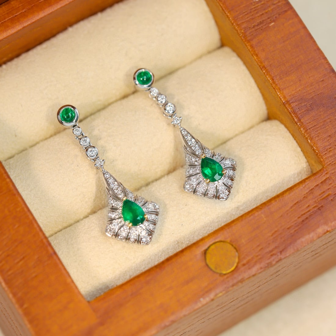 14k Gold 1.47 Ctw Vivid Green Natural Emerald & Diamond Earrings: Ref:231090303 // gold content:14k gold // main gemstone:emerald // shape:multiple // carat weight:1. 08ct // color:vivid green // treatment:natural // // adjacent gemstone 2 : diamond // shape:round