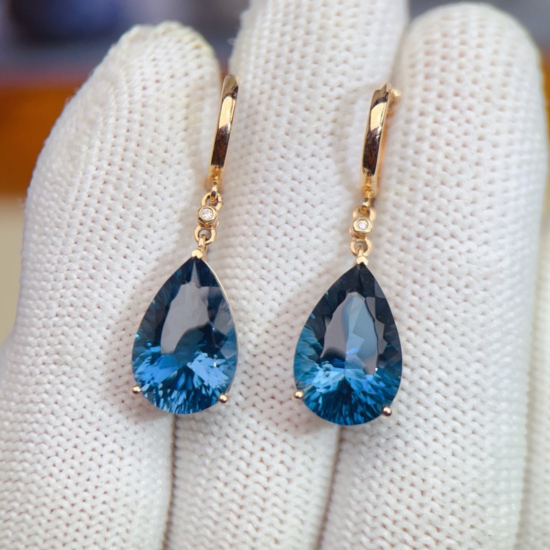 14k Gold 11.41 Ctw Natural Topaz & Diamond Earrings: Ref:231090304 // gold content:14k gold // main gemstone:topaz // shape:pear // carat weight:11. 4ct // color:blue // treatment:natural // // adjacent gemstone 2 : diamond // number of stones:2 // shap