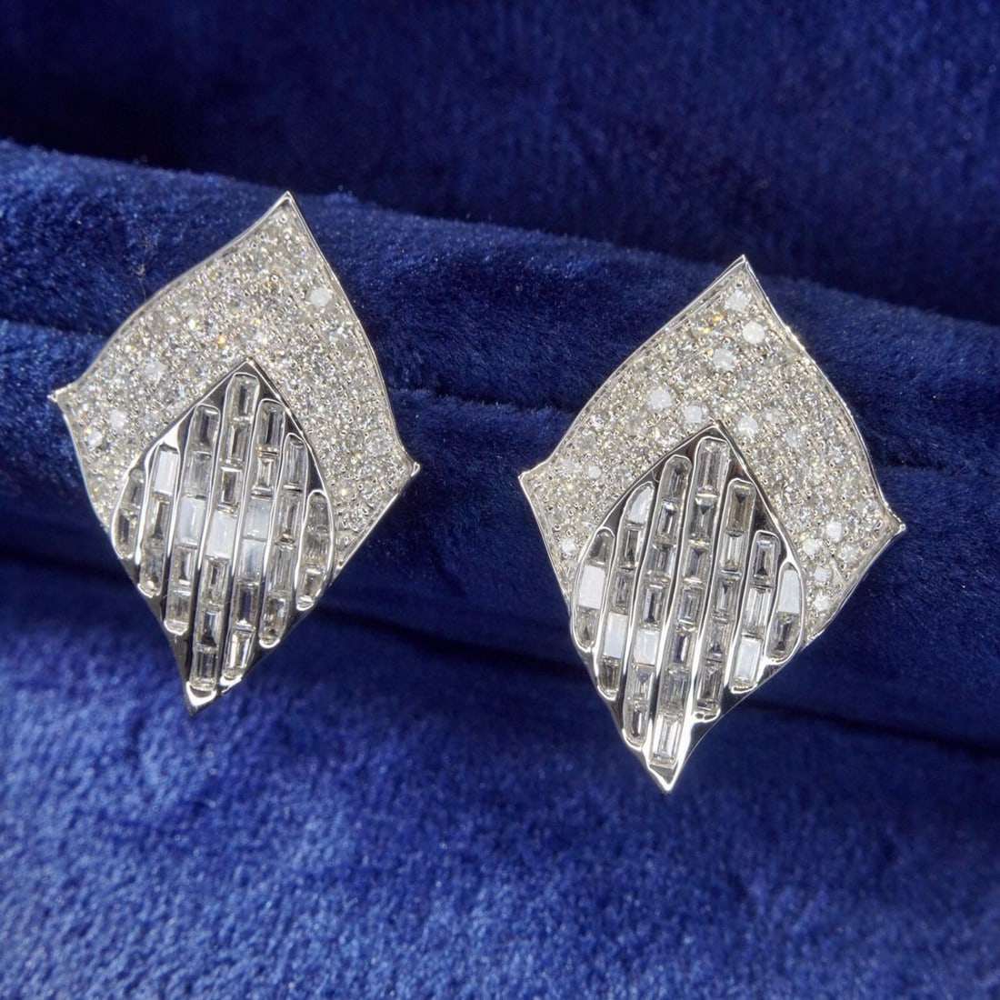 14k Gold 1.84 Ct Natural H Diamond Earrings: Ref:231090310 // gold content:14k gold // main gemstone:diamond // shape:multiple // carat weight:1. 84ct // clarity grade:vs-si // color:h // treatment:natural // Condition: New Low Estimate: 5900.00
