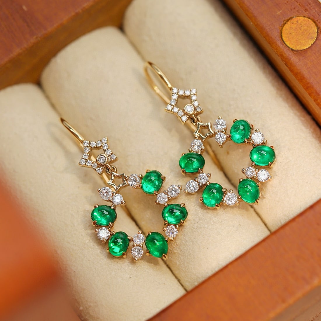 14k Gold 1.47 Ctw Vivid Green Natural Emerald & Diamond Earrings: Ref:231090313 // gold content:14k gold // main gemstone:emerald // shape:oval // carat weight:1. 08ct // color:vivid green // treatment:natural // // adjacent gemstone 2 : diamond // shape:round //