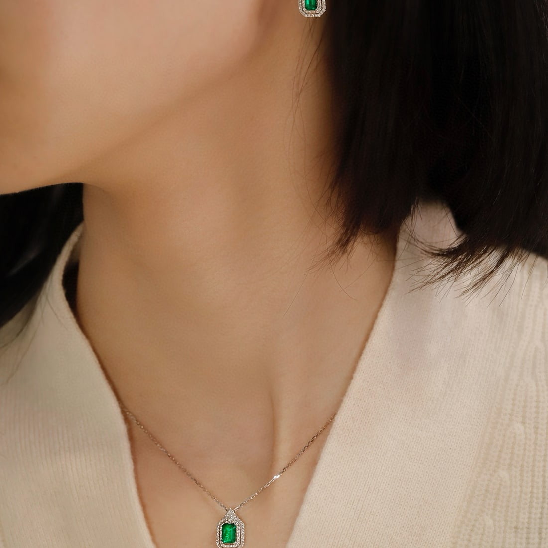 14k Gold 0.66 Ctw Vivid Green Natural Emerald & Diamond Necklace - 2