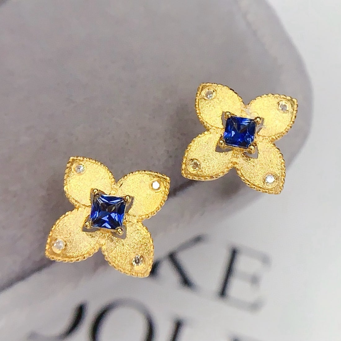 14k Gold 0.45 Ct Natural Sapphire & Diamond Earrings: Ref:231090354 // gold content:14k gold // main gemstone:sapphire // shape:princess // carat weight:0. 45ct // color:blue // treatment:natural // // adjacent gemstone 2 : diamond // number of stones:8