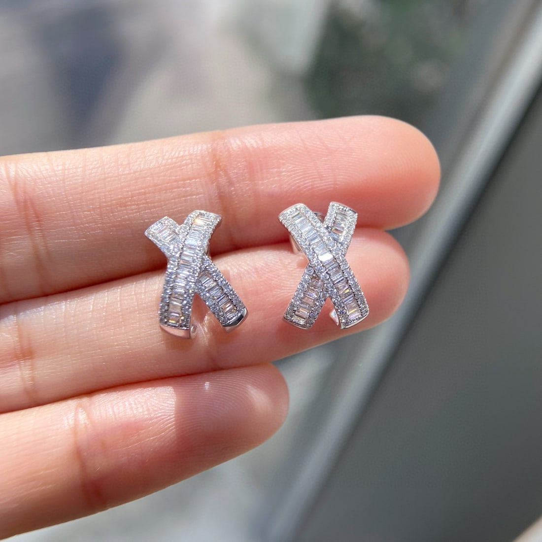 14k Gold 0.79 Ctw Natural H Diamond Earrings: Ref:231090363 // gold content:14k gold // main gemstone:diamond // shape:baguette // carat weight:0. 41ct // clarity grade:vs-si // color:h // treatment:natural // // adjacent gemstone 2 : diamond //
