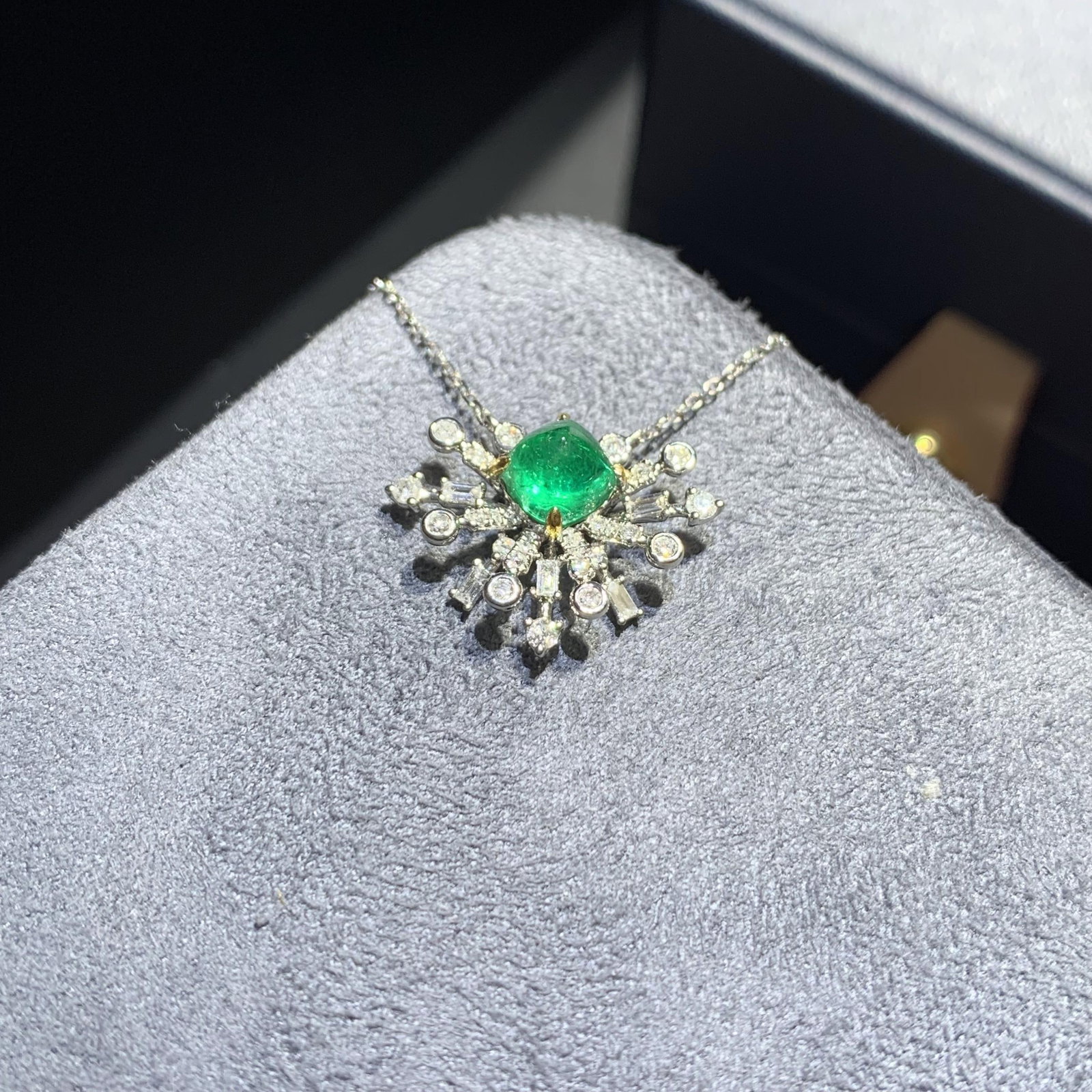 14k Gold 1.38 Ctw Natural Emerald & Diamond Necklace - 4