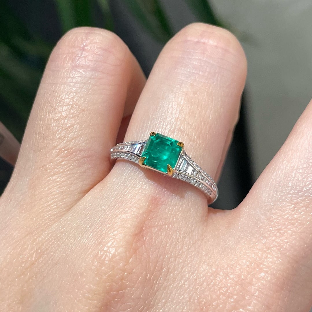 14k Gold 1.26 Ct Vivid Green Natural Emerald & Diamond Ring: Ref:231090432 // gold content:14k gold // ring size:7. 25us // // main gemstone:emerald // shape:octagonal // carat weight:1. 26ct // color:vivid green // treatment:natural // // adjacent gemstone 2