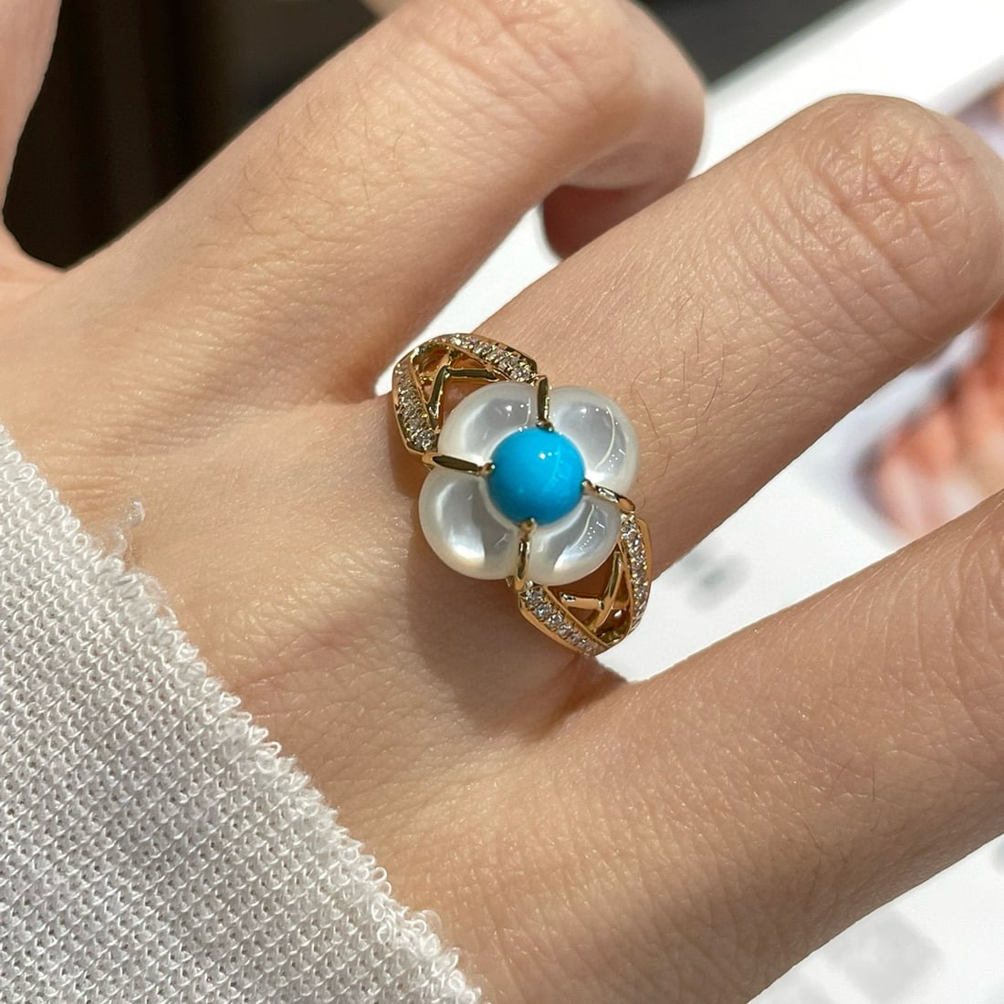 14k Gold 0.6 Ct Natural Blue Turquoise & Diamond Ring: Ref:231090433 // gold content:14k gold // ring size:7. 25us // // main gemstone:blue turquoise // shape:round // carat weight:0. 6ct // color:blue // treatment:natural // cut grade:g // // adjacent