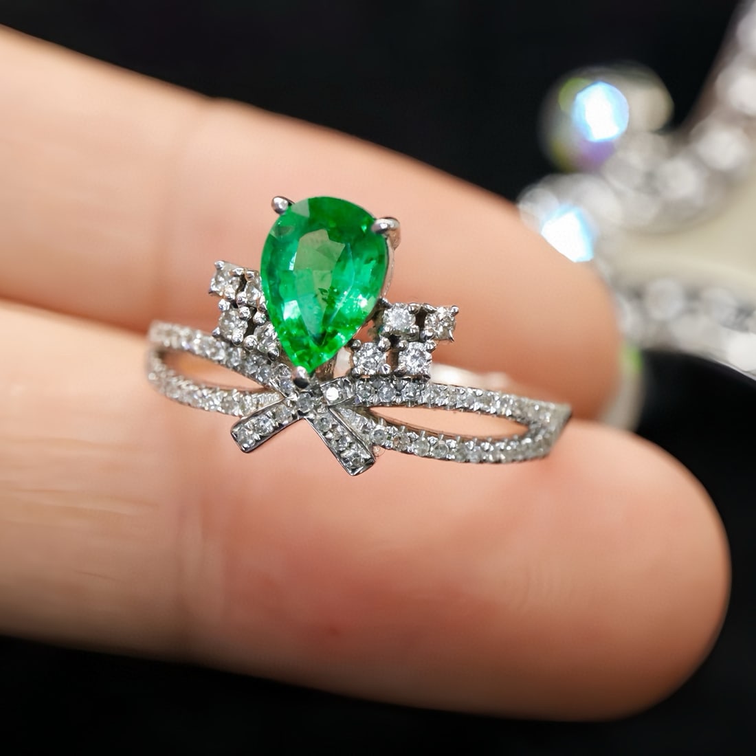 14k Gold 0.92 Ctw Vivid Green Natural Emerald & Diamond Ring: Ref:231090437 // gold content:14k gold // ring size:7. 25us // // main gemstone:emerald // shape:pear // carat weight:0. 68ct // color:vivid green // treatment:natural // // adjacent gemstone 2 :