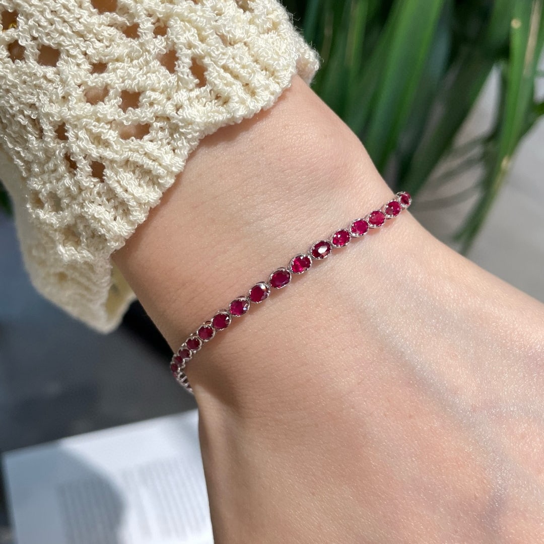 14k Gold 5 Ct Natural Ruby Bracelet: Ref:231090443 // gold content:14k gold // main gemstone:ruby // shape:oval // carat weight:5ct // color:red // treatment:natural // Low Estimate: 3700 Condition: New High Estimate: 5600