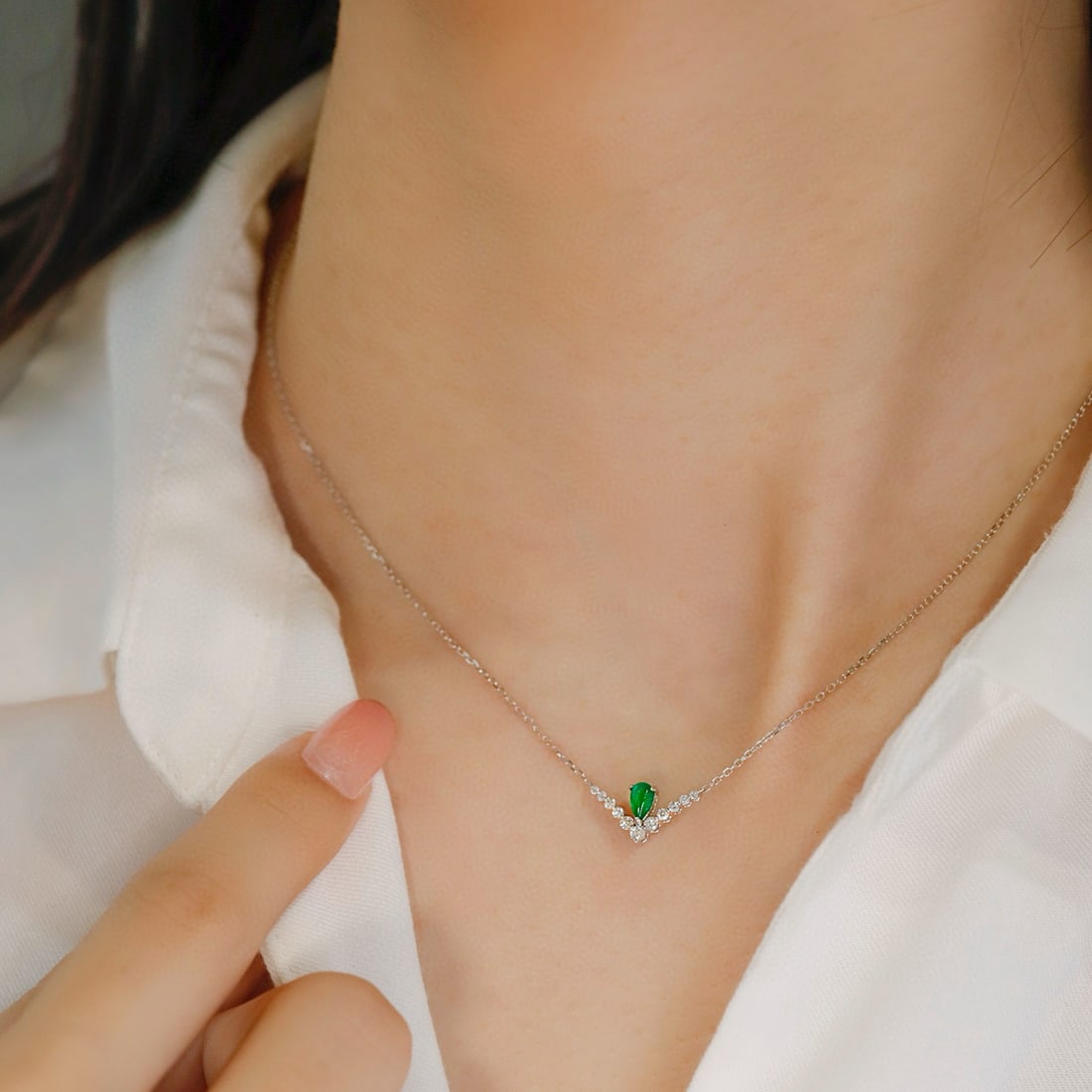 14k Gold 0.33 Ctw Vivid Green Natural Emerald & Diamond Necklace - 4