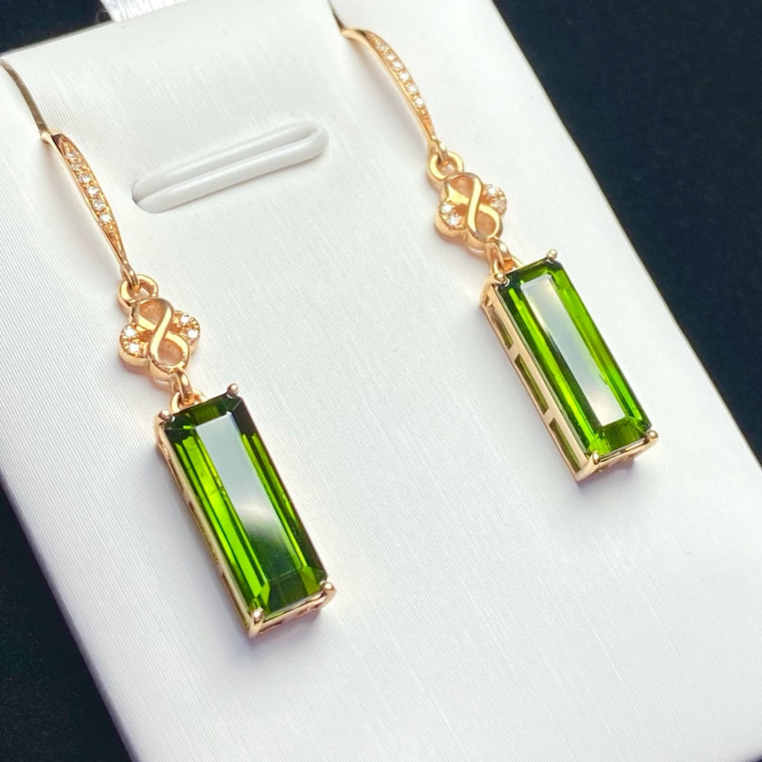 14k Gold 4.5 Ct Natural Tourmaline & Diamond Earrings: Ref:231081091 // gold content:14k gold // main gemstone:tourmaline // shape:octagonal // carat weight:4. 5ct // color:green // treatment:natural // // adjacent gemstone 2 : diamond // number of