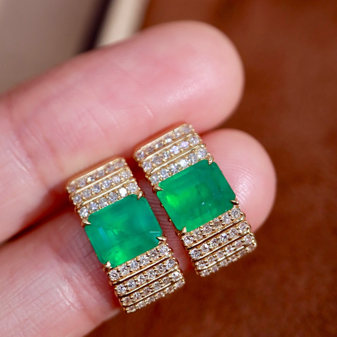 14k Gold 2.93 Ctw Vivid Green Natural Emerald & Diamond Earrings: Ref:231081108 // gold content:14k gold // main gemstone:emerald // shape:octagonal // carat weight:2. 43ct // color:vivid green // treatment:natural // // adjacent gemstone 2 : diamond // shape:round