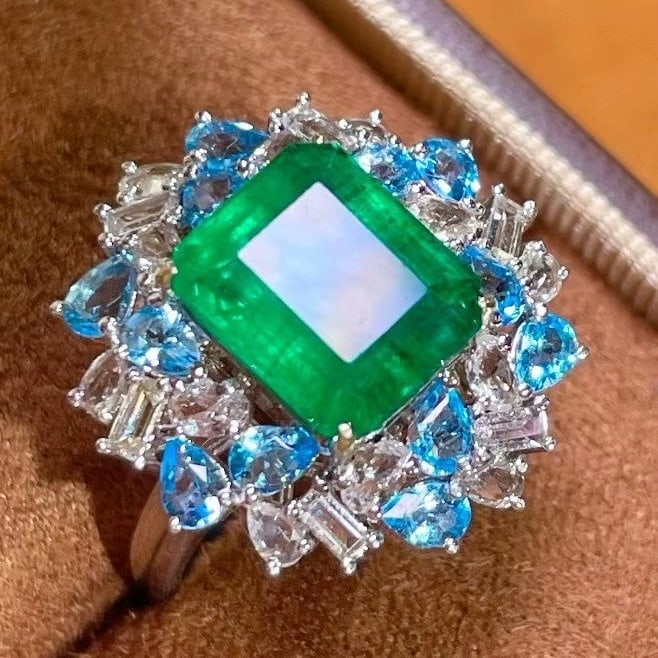 14k Gold 6.16 Ctw Vivid Green Natural Emerald & Gem Ring - 2