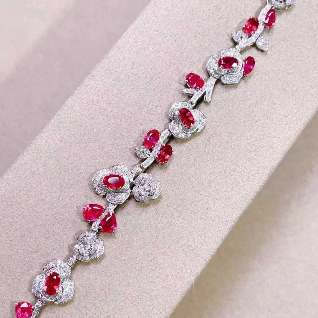 14k Gold 6 Ct Vivid Red Natural Ruby & Diamond Bracelet: Ref:231081228 // gold content:14k gold // main gemstone:ruby // shape:multiple // carat weight:6ct // color:vivid red // treatment:natural // // adjacent gemstone 2 : diamond // shape:round //