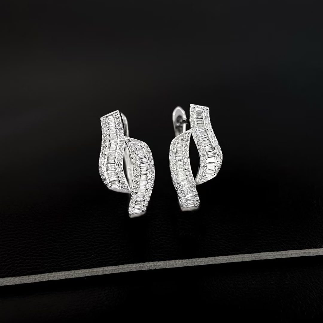 14k Gold 0.5 Ct Natural H Diamond Earrings: Ref:231081242 // gold content:14k gold // main gemstone:diamond // shape:multiple // carat weight:0. 5ct // clarity grade:vs-si // color:h // treatment:natural // Condition: New Low Estimate: 2600.00