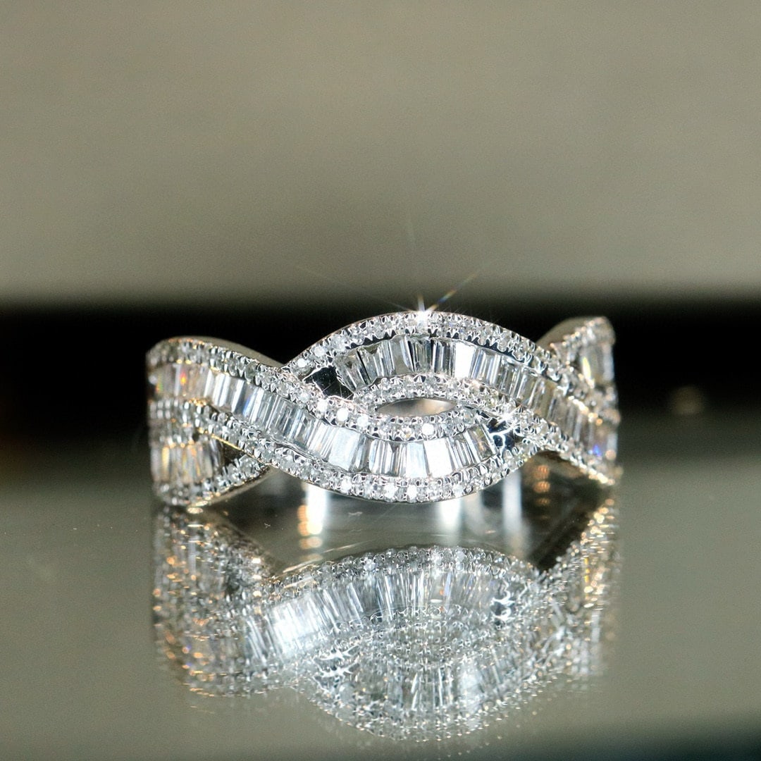 14k Gold 0.6 Ct Natural H Diamond Ring: Ref:231082047 // gold content:14k gold // ring size:7. 25us // // main gemstone:diamond // shape:multiple // carat weight:0. 6ct // clarity grade:vs-si // color:h // treatment:natural // Condition: