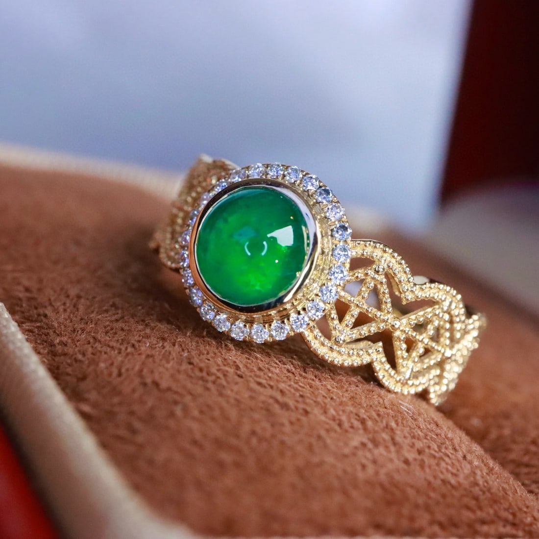 14k Gold 1.19 Ctw Vivid Green Natural Emerald & Diamond Ring: Ref:231082084 // gold content:14k gold // ring size:7. 25us // // main gemstone:emerald // shape:round // carat weight:1. 07ct // color:vivid green // treatment:natural // cut grade:g // // adjacent