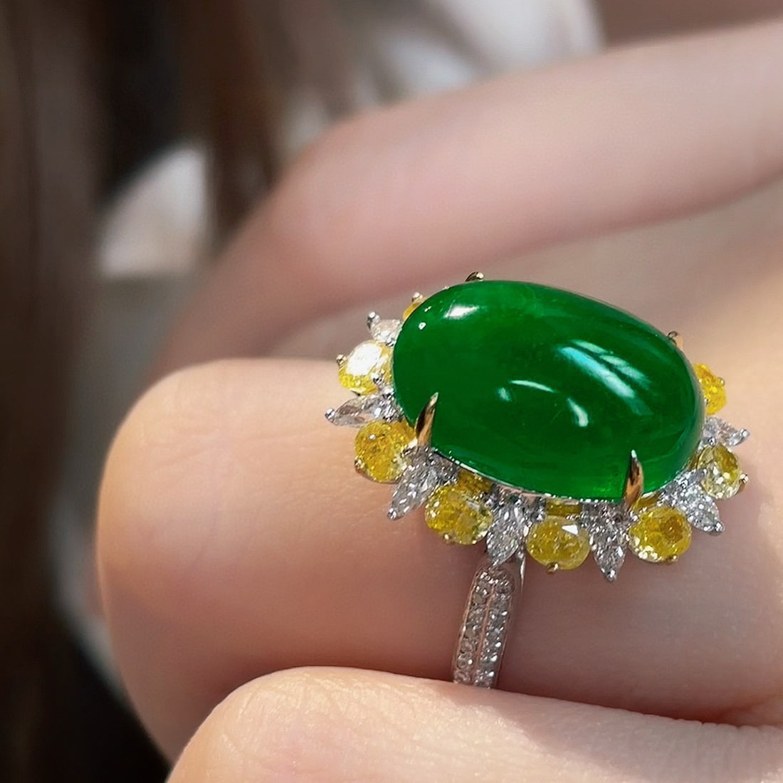 14k Gold 8.28 Ct Vivid Green Natural Emerald & Diamond & Yellow Diamond Ring - 3