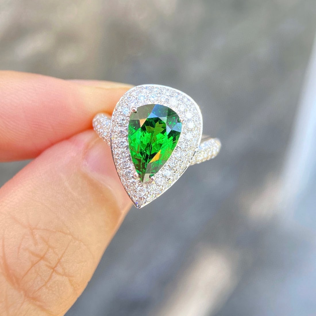 14k Gold 3.20 Ctw Vivid Green Natural Tsavorite & Diamond Ring: Ref:231082117 // gold content:14k gold // ring size:7. 25us // // main gemstone:tsavorite // shape:pear // carat weight:2. 4ct // color:vivid green // treatment:natural // // adjacent gemstone 2 :