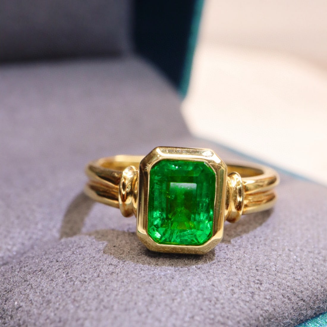 14k Gold 1.40 Ct Vivid Green Natural Emerald Ring: Ref:231082131 // gold content:14k gold // ring size:7. 25us // // main gemstone:emerald // shape:octagonal // carat weight:1. 40ct // color:vivid green // treatment:natural // Condition: New Low