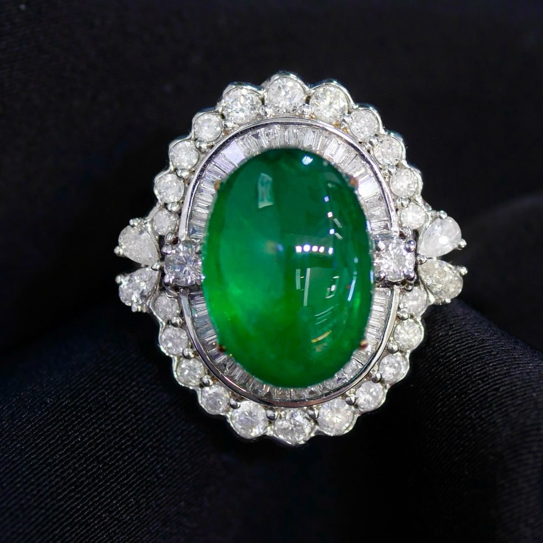 14k Gold 8.50 Ctw Vivid Green Natural Emerald & Diamond Ring: Ref:231082139 // gold content:14k gold // ring size:7. 25us // // main gemstone:emerald // shape:oval // carat weight:7. 20ct // color:vivid green // treatment:natural // // adjacent gemstone 2 :