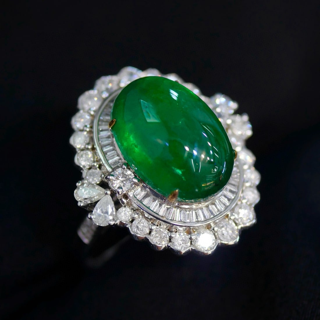 14k Gold 8.50 Ctw Vivid Green Natural Emerald & Diamond Ring - 2