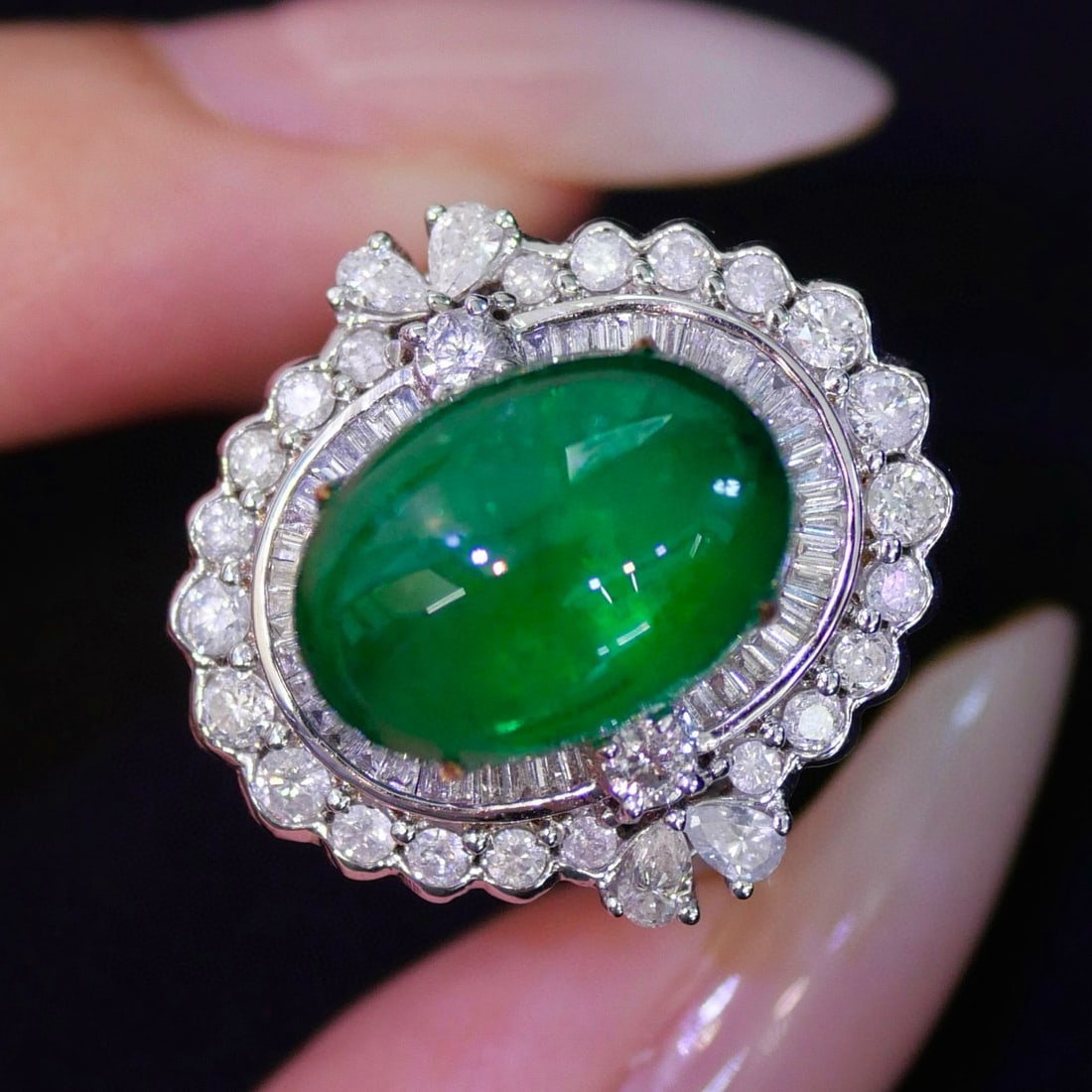 14k Gold 8.50 Ctw Vivid Green Natural Emerald & Diamond Ring - 4
