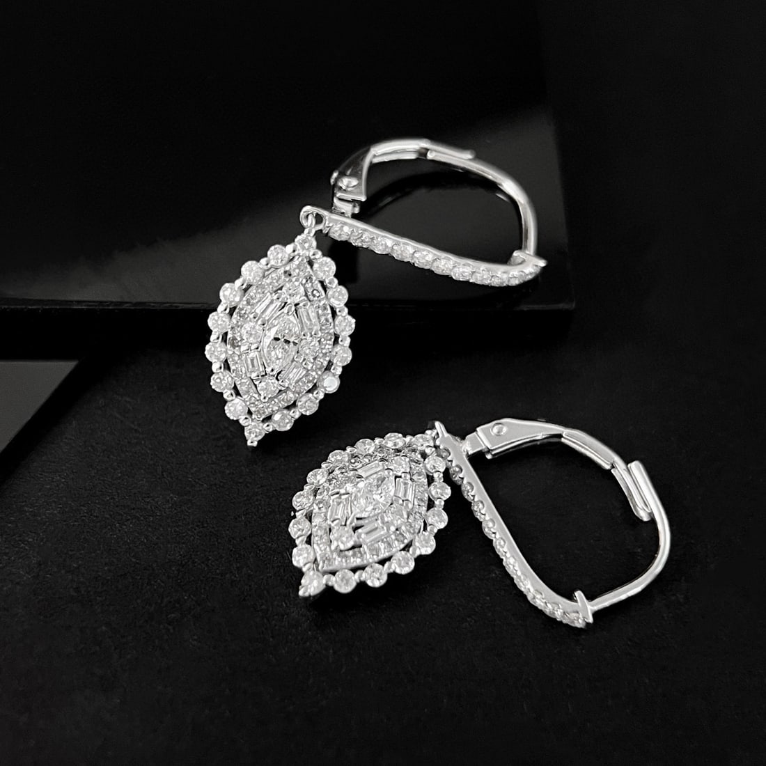 14k Gold 1.28 Ct Natural H Diamond Earrings: Ref:231082149 // gold content:14k gold // main gemstone:diamond // shape:multiple // carat weight:1. 28ct // clarity grade:vs-si // color:h // treatment:natural // Condition: New Low Estimate: