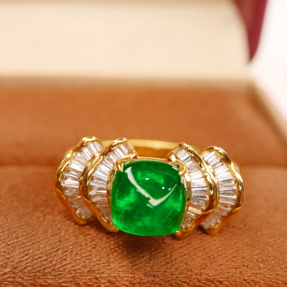 14k Gold 2.45 Ctw Vivid Green Natural Emerald & Diamond Ring: Ref:231082153 // gold content:14k gold // ring size:7. 25us // // main gemstone:emerald // shape:sugar-loaf // carat weight:2. 09ct // color:vivid green // treatment:natural // // adjacent gemstone 2