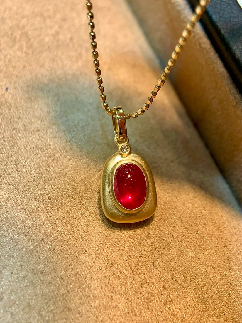 14k Gold 0.715 Ctw Vivid Red Natural Ruby & Diamond Pendant( Without Chain ): Ref:231082195 // gold content:14k gold // main gemstone:ruby // shape:oval // carat weight:0. 71ct // color:vivid red // treatment:natural // // adjacent gemstone 2 : diamond // shape:round // carat