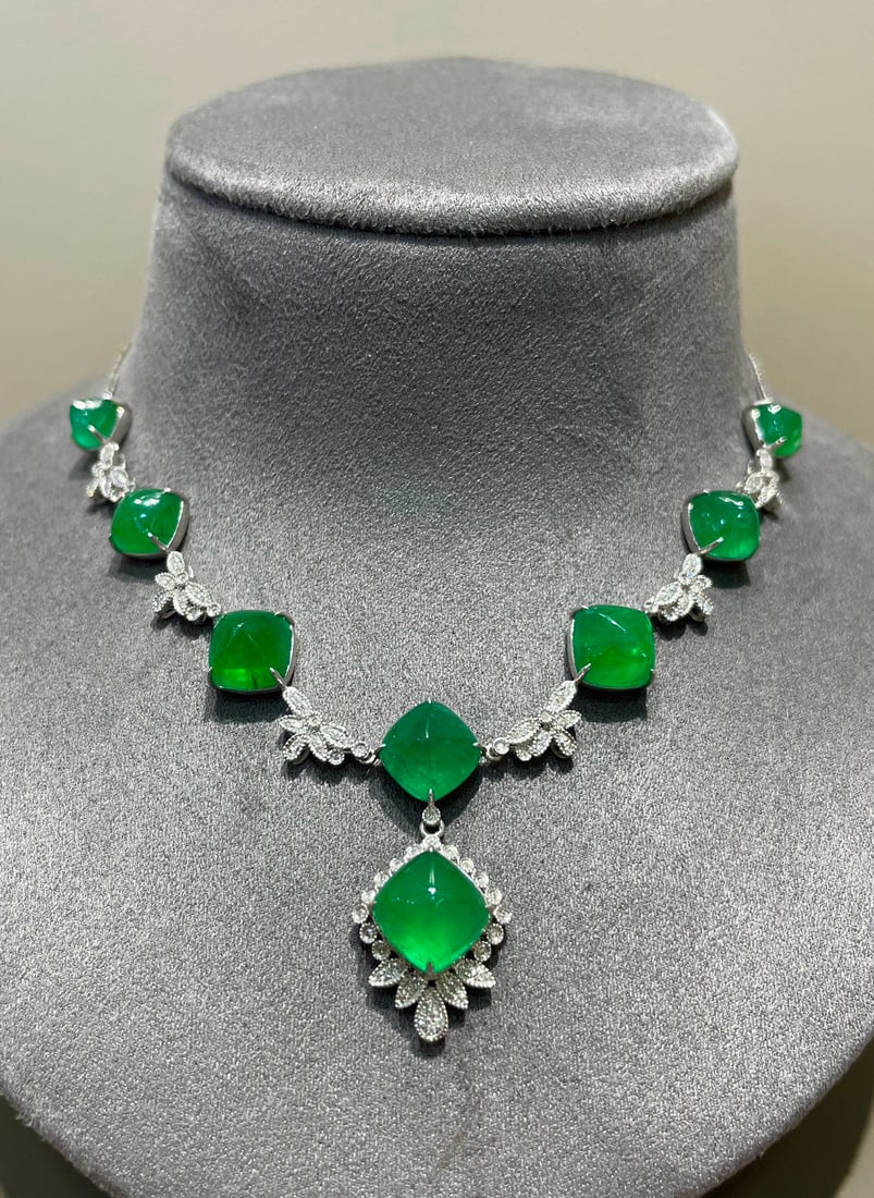 14k Gold 18.88 Ct Vivid Green Natural Emerald & Diamond Necklace: Ref:231082202 // gold content:14k gold // main gemstone:emerald // shape:sugar-loaf // carat weight:18. 88ct // color:vivid green // treatment:natural // // adjacent gemstone 2 : diamond //