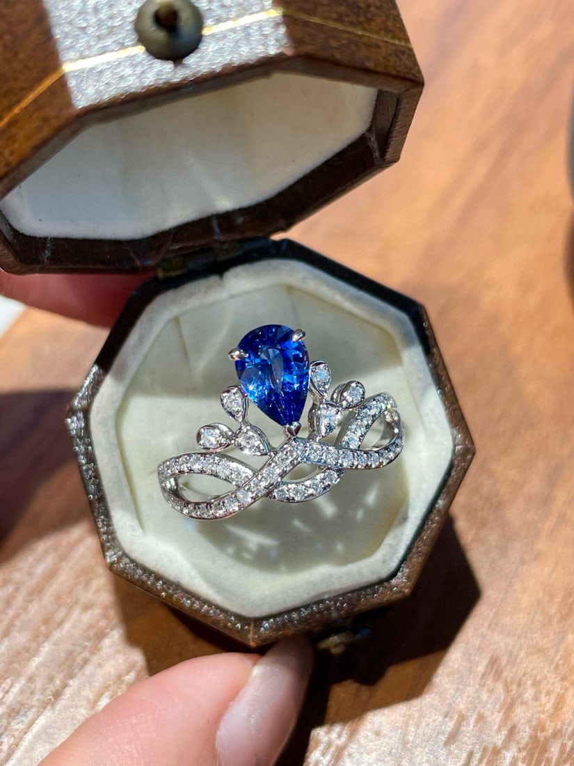 14k Gold 1 Ct Natural Sapphire & Diamond Ring: Ref:231082225 // gold content:14k gold // ring size:7. 25us // // main gemstone:sapphire // shape:pear // carat weight:1ct // color:cornflower blue // treatment:natural // // adjacent gemstone 2 :