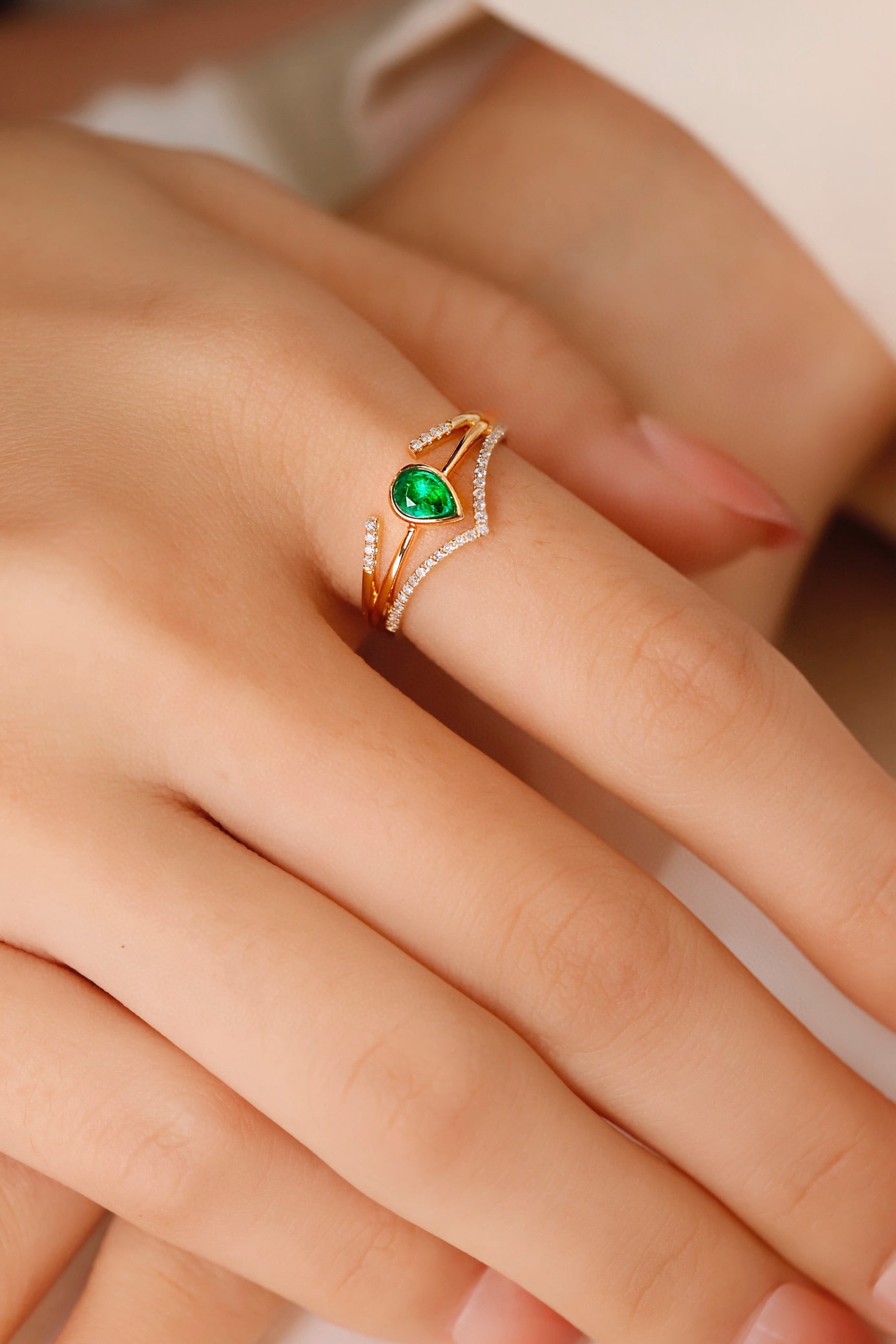 14k Gold 0.37 Ctw Vivid Green Natural Emerald & Diamond Ring - 4