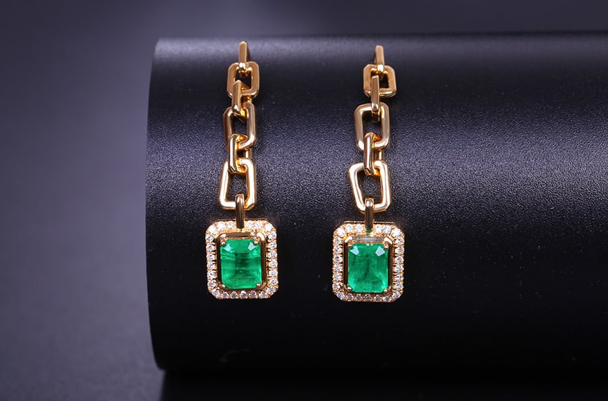 14k Gold 1.27 Ctw Vivid Green Natural Emerald & Diamond Earrings: Ref:231082253 // gold content:14k gold // main gemstone:emerald // shape:octagonal // carat weight:1. 07ct // color:vivid green // treatment:natural // // adjacent gemstone 2 : diamond // shape:round